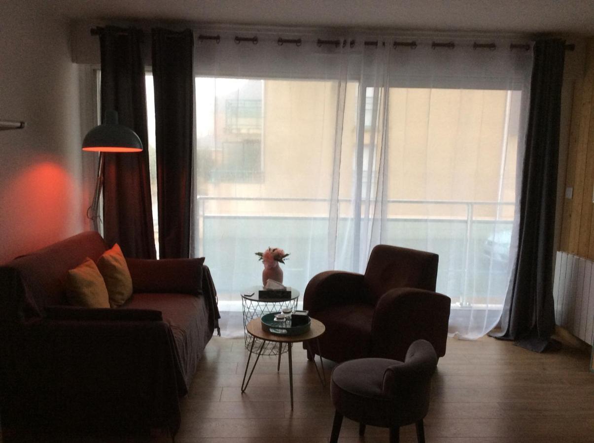 Les Obiones: Beachfront With Sea View In Mahon Apartment